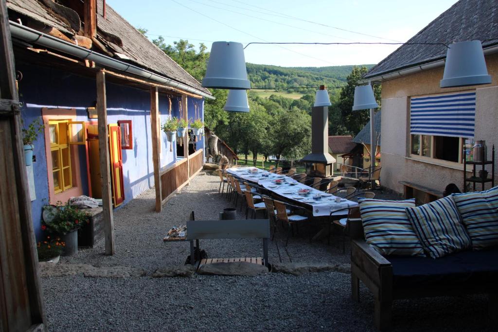 Budova, v ktorej sa kemping nachádza