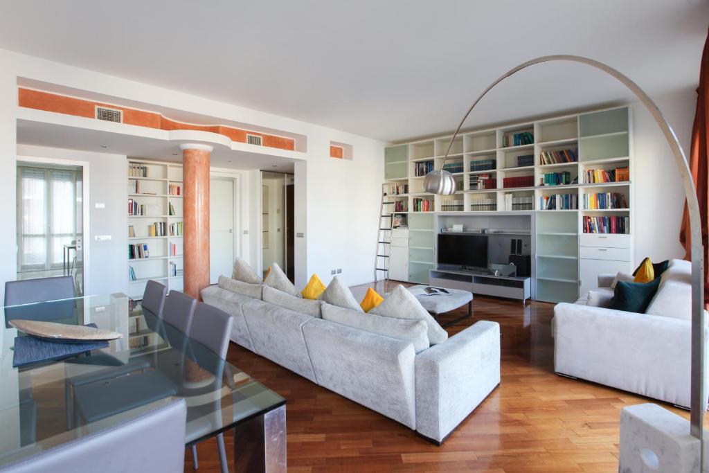 Telewizja i/lub zestaw kina domowego w obiekcie Heart Milan Apartments Porta Romana