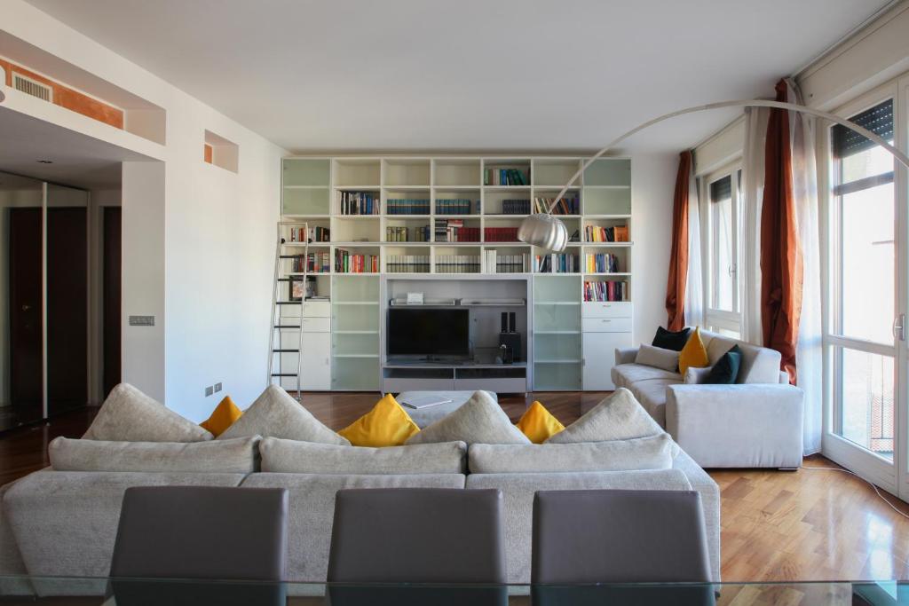 Telewizja i/lub zestaw kina domowego w obiekcie Heart Milan Apartments Porta Romana