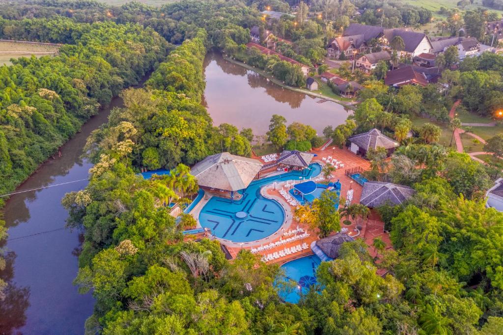 uma vista aérea de um resort com uma piscina em Lagos de Jurema Termas Resort em Iretama