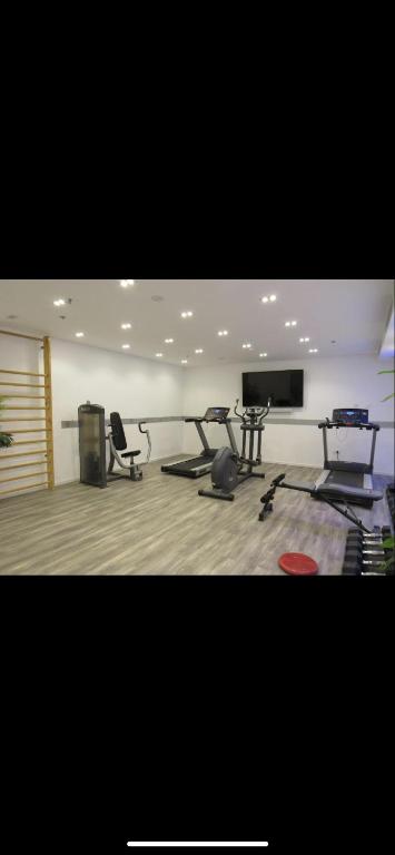 Das Fitnesscenter und&#47;oder die Fitnesseinrichtungen in der Unterkunft Top Royal Eilat רויאל פארק