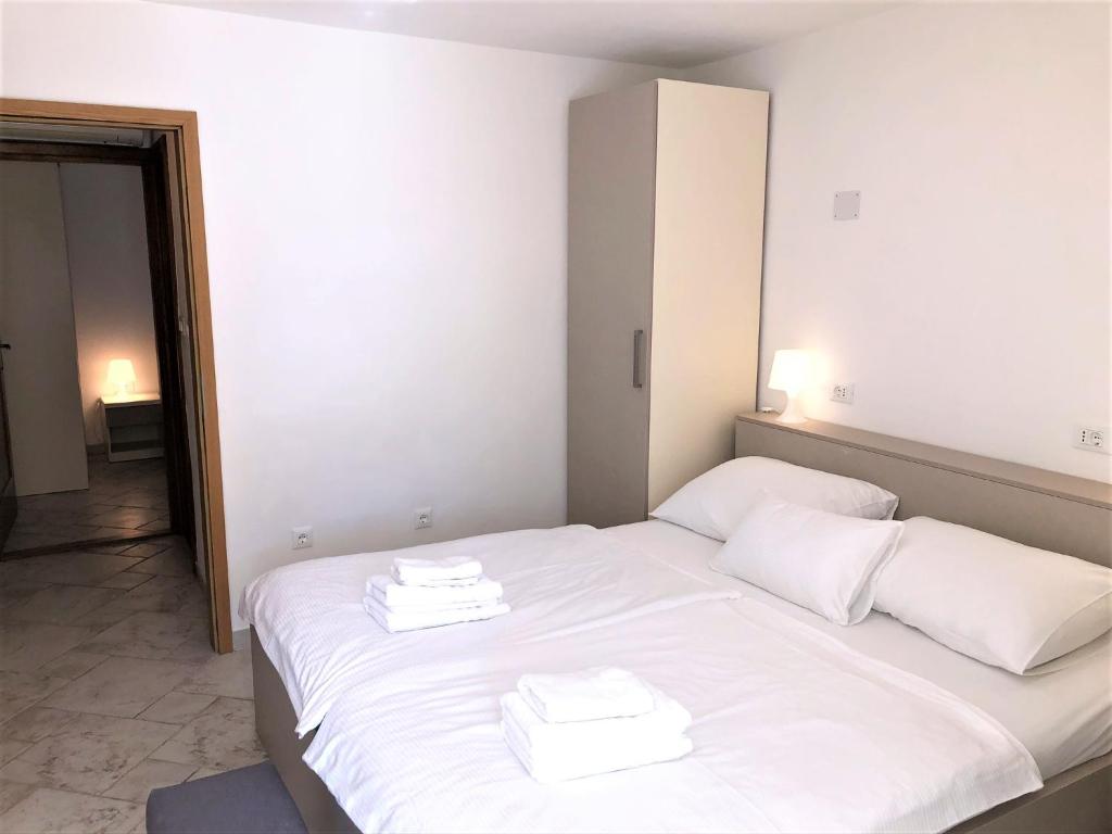 Postel nebo postele na pokoji v ubytování Apartments Trlika