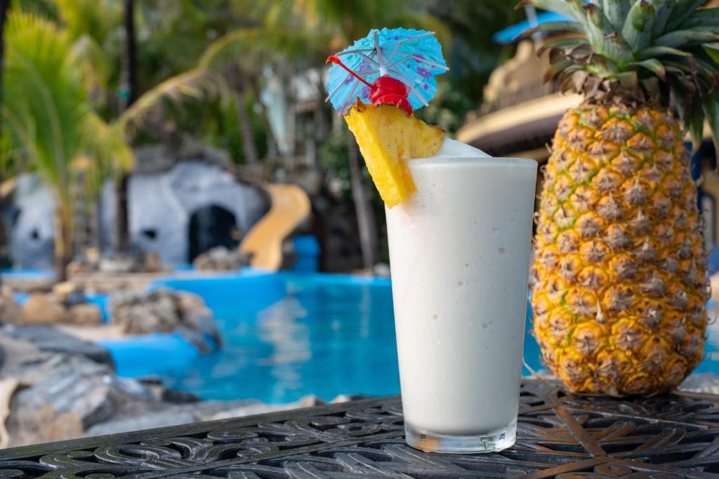 Bazén v ubytování Caribe Tesoro nebo v jeho okolí