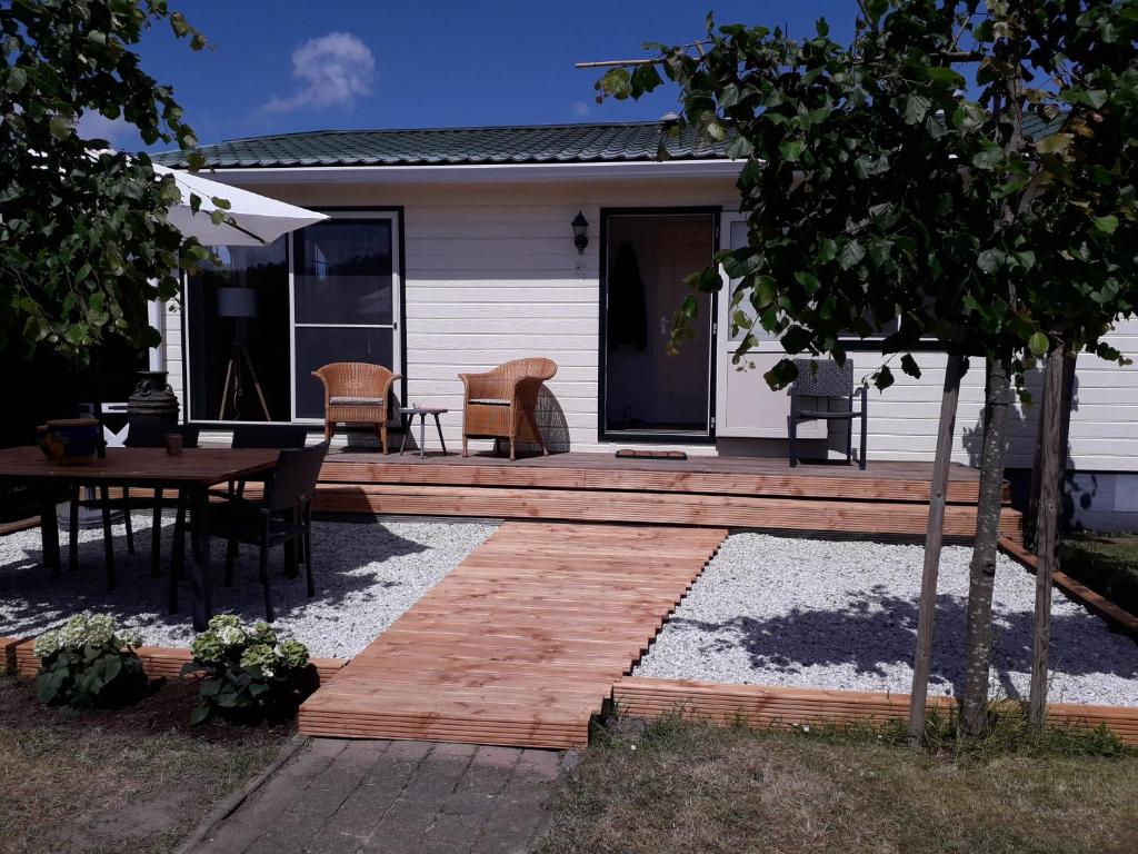 una casa y un patio con mesa y sillas en De Krukel, en Sint Annaland