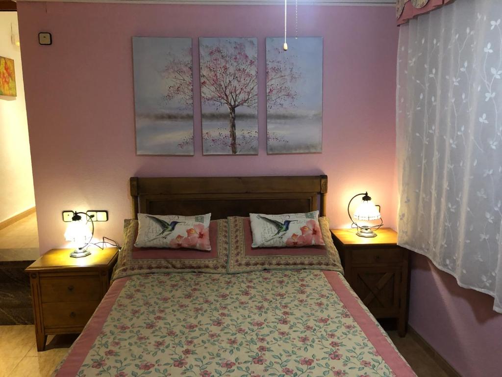 um quarto com uma cama e 2 candeeiros nas mesas em Chiki em Peñíscola