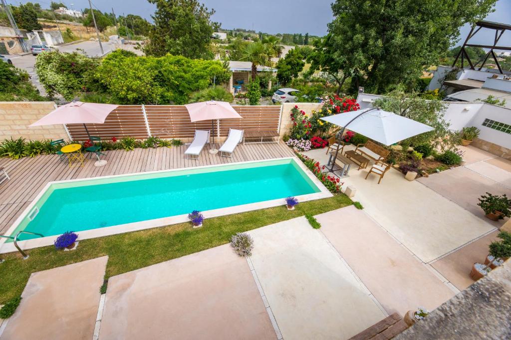 een uitzicht over een zwembad met parasols bij Biancolino in Tricase