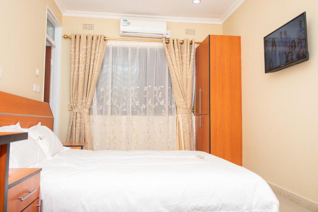 ein Schlafzimmer mit einem weißen Bett und einem Fenster in der Unterkunft Travelodge in Blantyre