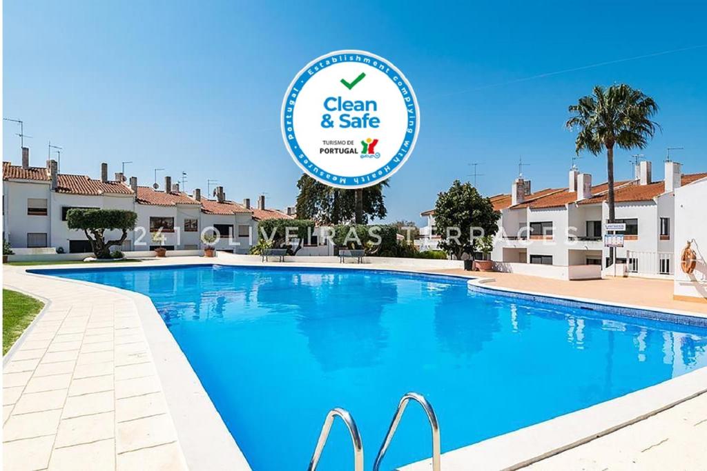 una piscina in un hotel con un cartello che dice pulito e sicuro di 241 Oliveiras Terraces ad Albufeira