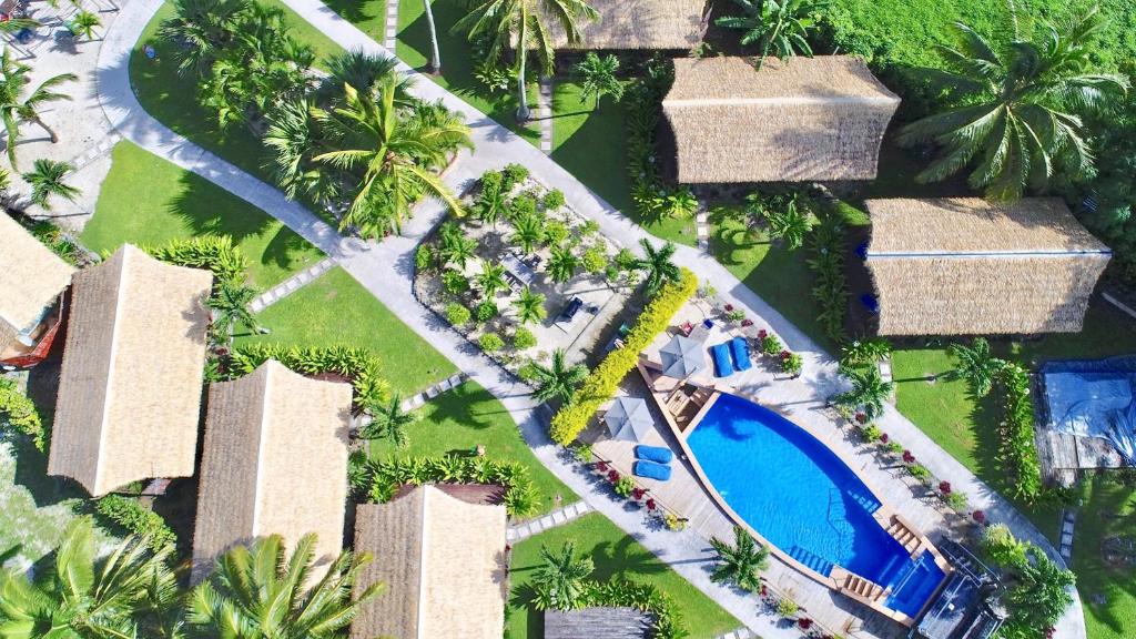 uma vista aérea de um resort com uma piscina em Magic Reef Bungalows em Rarotonga