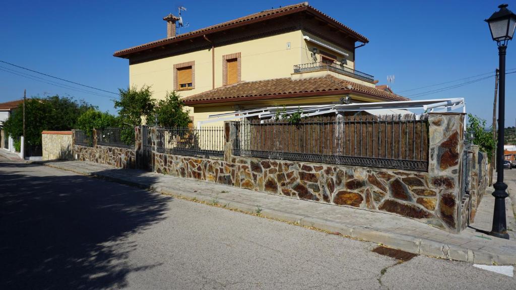 una casa con una valla al lado de una calle en chalet relax luxury, en Navas del Rey