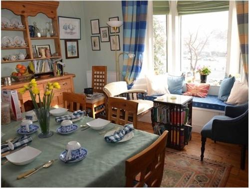 A restaurant or other place to eat at Captains Cabin 