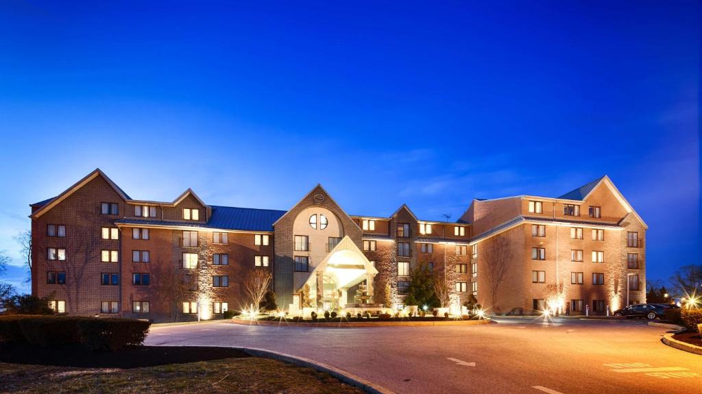 duży budynek jest oświetlony w nocy w obiekcie Best Western Plus Concordville Hotel w mieście Concordville