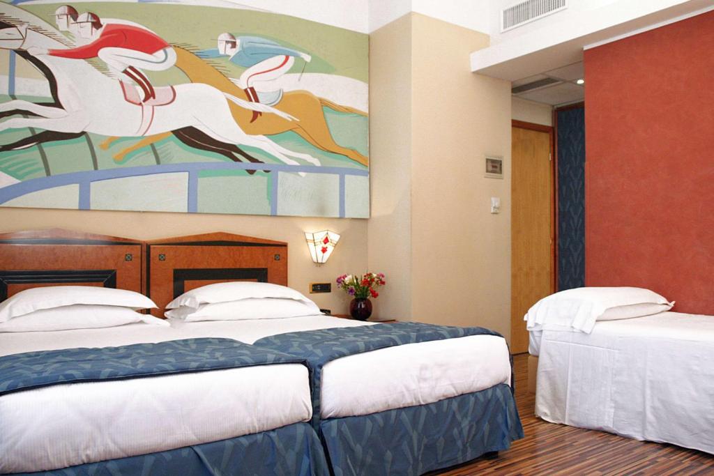 una camera con due letti e un dipinto sul muro di Best Western Hotel Artdeco a Roma