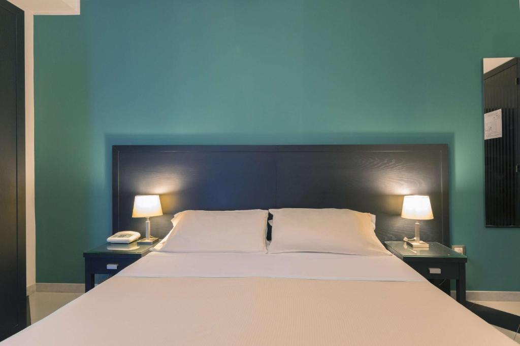 Postel nebo postele na pokoji v ubytování Executive Business Hotel