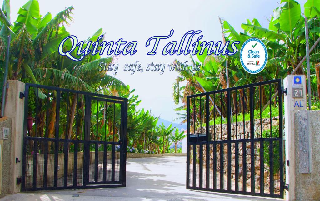 una puerta con una señal que lee las villas antica tahiti en Quinta Tallinus, en Funchal