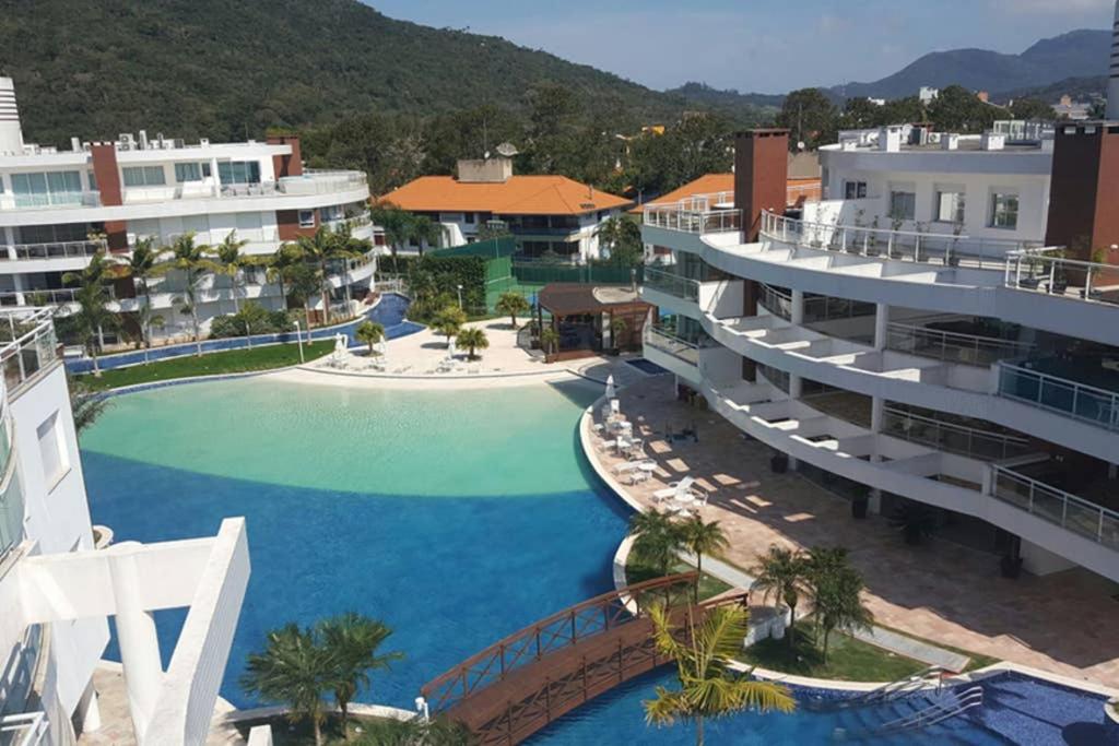 una vista aérea de un complejo con una gran piscina en Marine Home Resort- piscina aquecida-hidromassagem, en Florianópolis