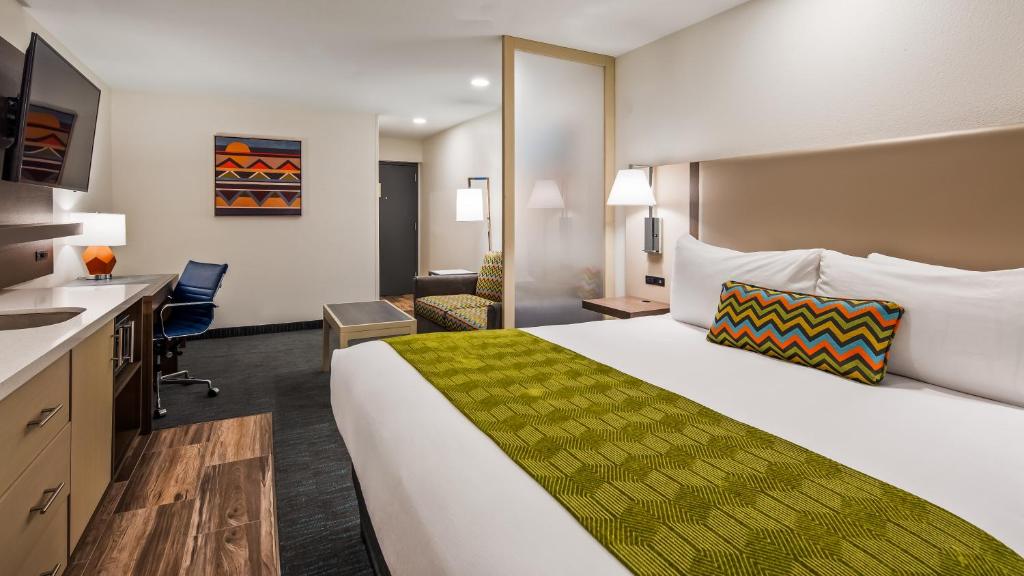 Postel nebo postele na pokoji v ubytování Best Western Plus Yuma Foothills Inn & Suites