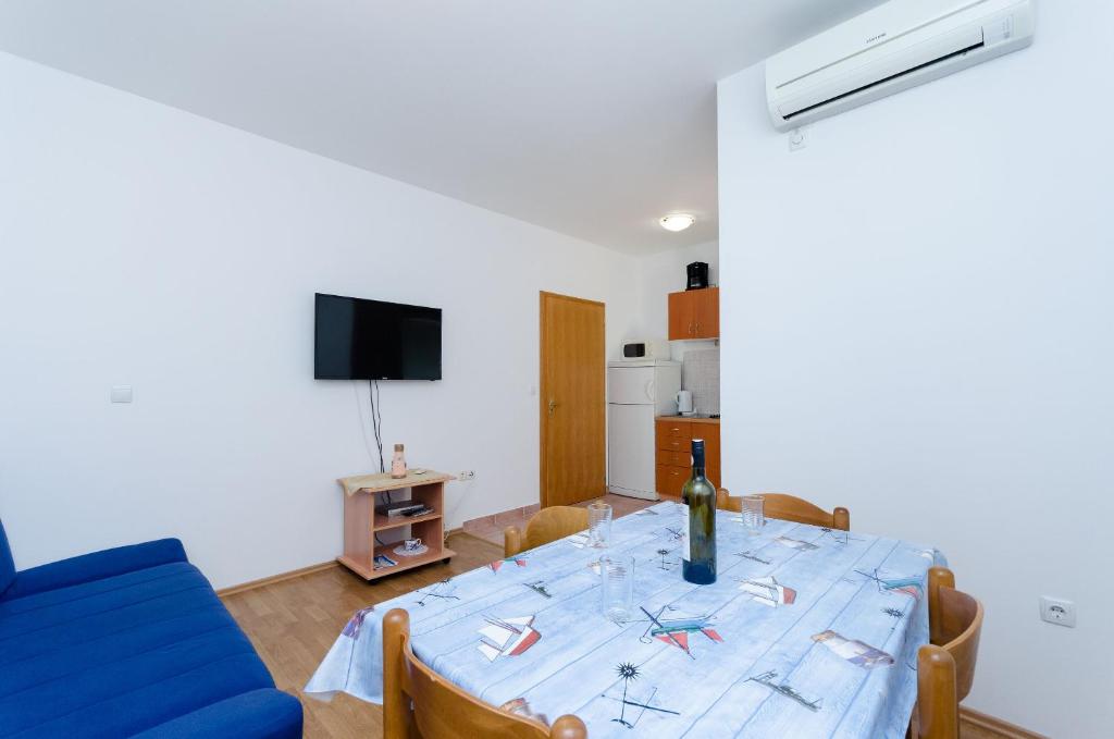 Televízia a/alebo spoločenská miestnosť v ubytovaní Apartments Alex
