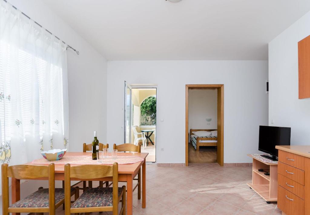 Televízia a/alebo spoločenská miestnosť v ubytovaní Apartments Alex