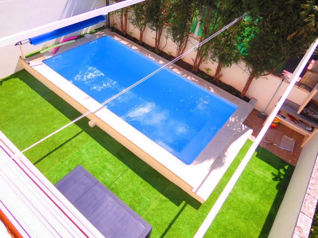 Majoituspaikan 5 bedrooms villa with city view private pool and jacuzzi at Porto uima-allas tai lähistöllä sijaitseva uima-allas