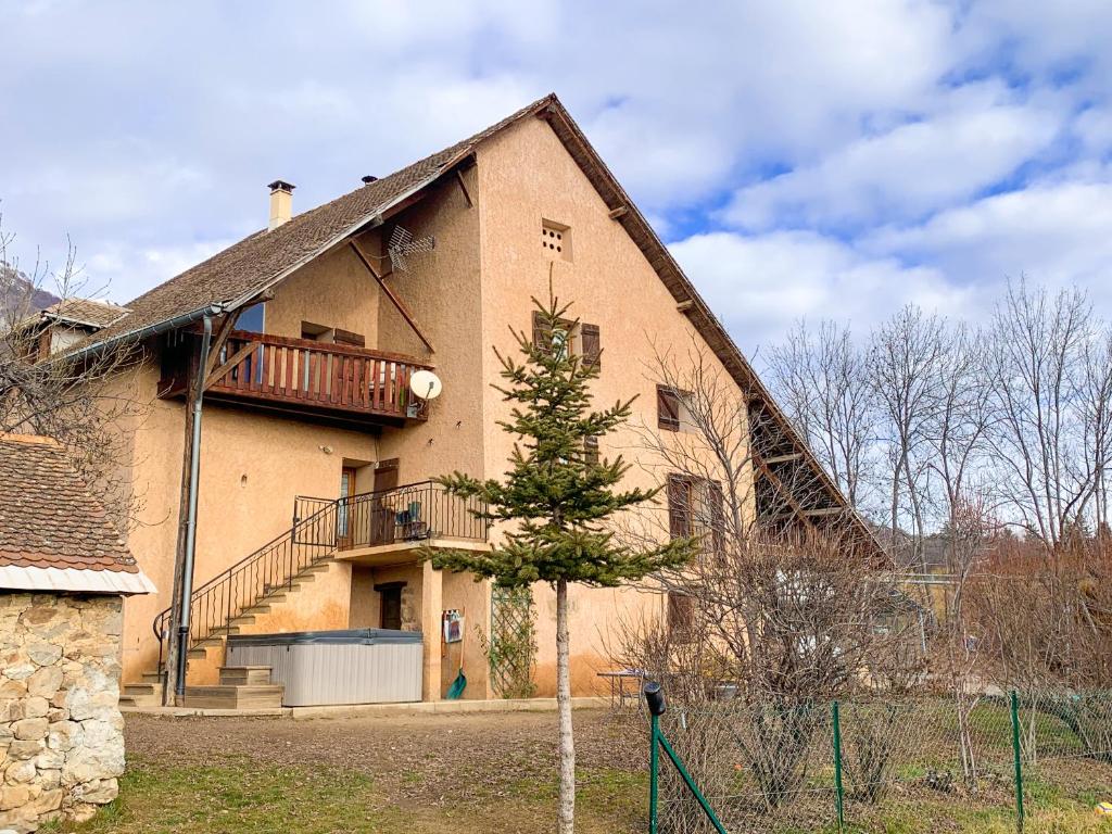 ein Haus mit einem Baum davor in der Unterkunft L’Écrin de Charance in Gap