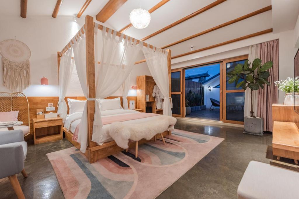 Postel nebo postele na pokoji v ubytování Shang Shan ruo shui 大理上山若水客栈Free coffee is provided Welcome to Dali Ancient City, next to Runme Inn The location is very good The facilities are complete I can speak English