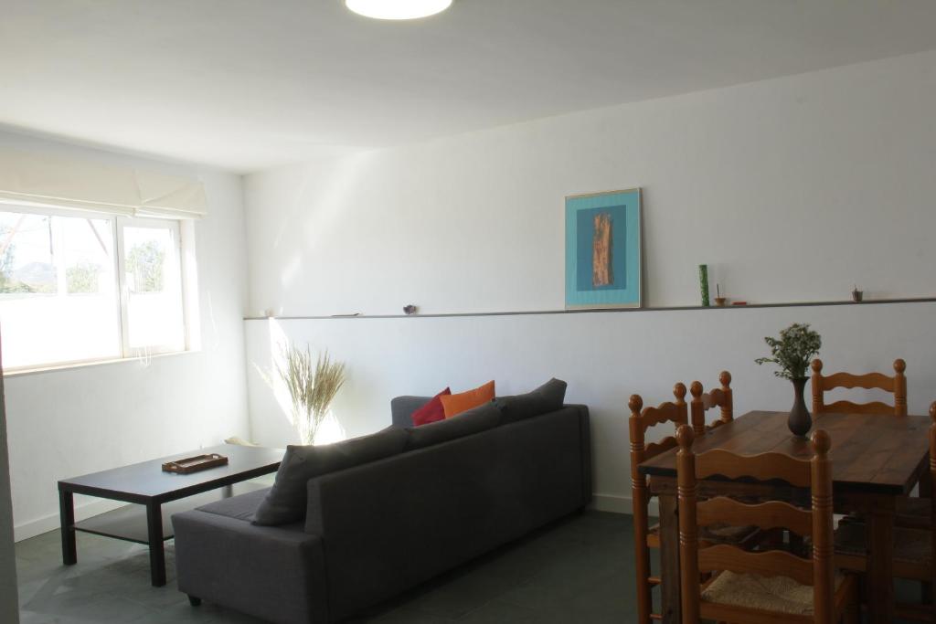a living room with a couch and a table at Tranquilidad y Naturaleza. Entre Volcanes y Mar in Presillas Bajas