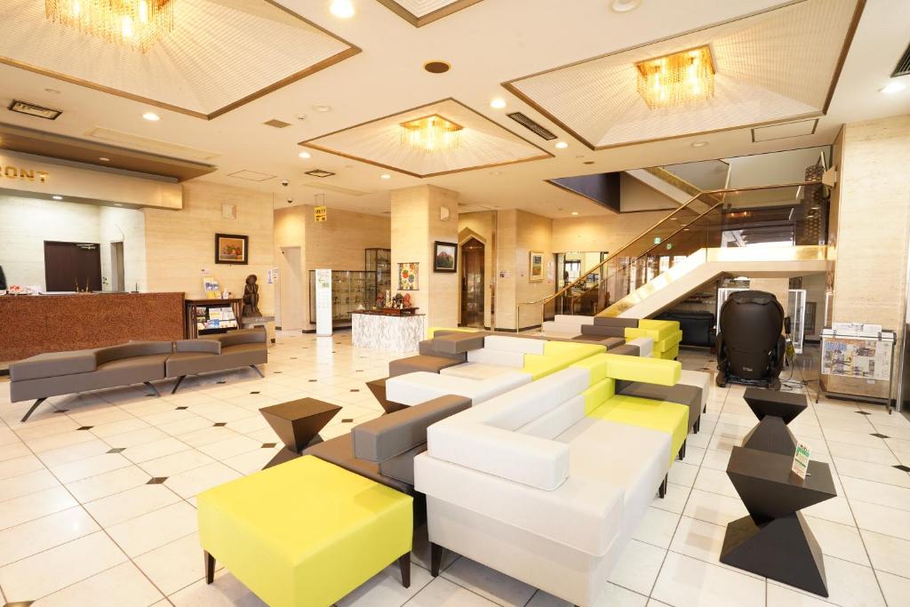un vestíbulo de una tienda con sofás y sillas en ホテル大藏, en Kanoya