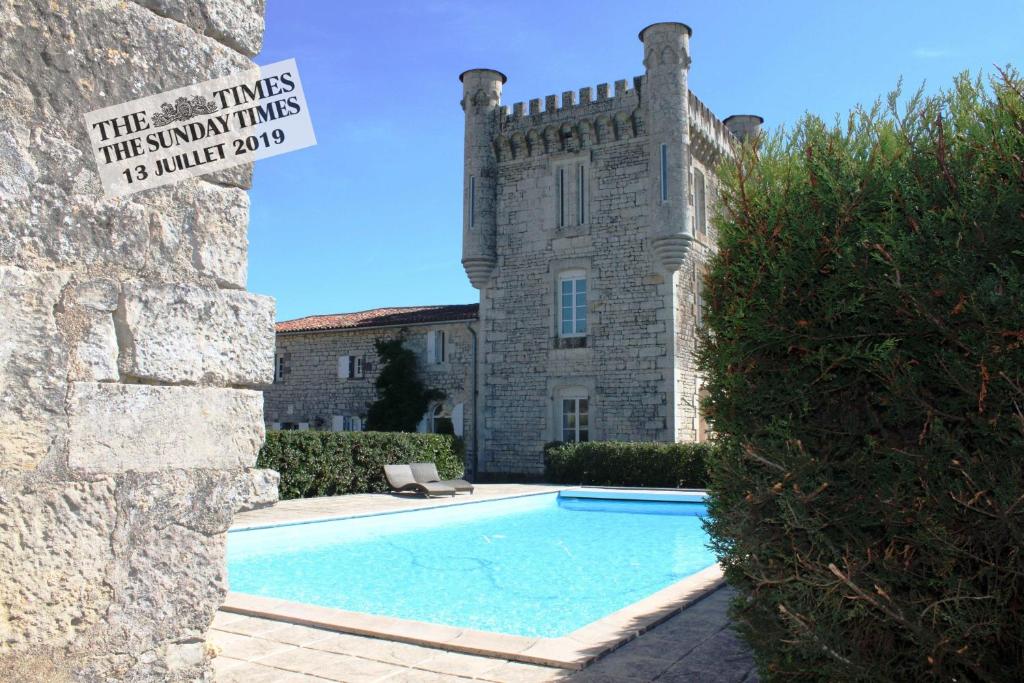 una casa con piscina frente a ella en Aux 4 Cornes - Chambre d'hôtes en Longeves