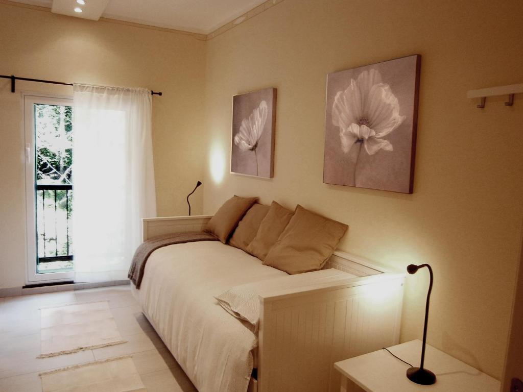 een slaapkamer met een bed met twee foto's aan de muur bij Il Bosco di Campo Marzano green & sky in Borzonasca