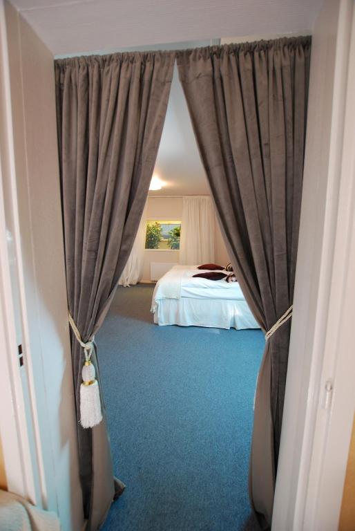 Postel nebo postele na pokoji v ubytování Hotell Turistgården i Simrishamn