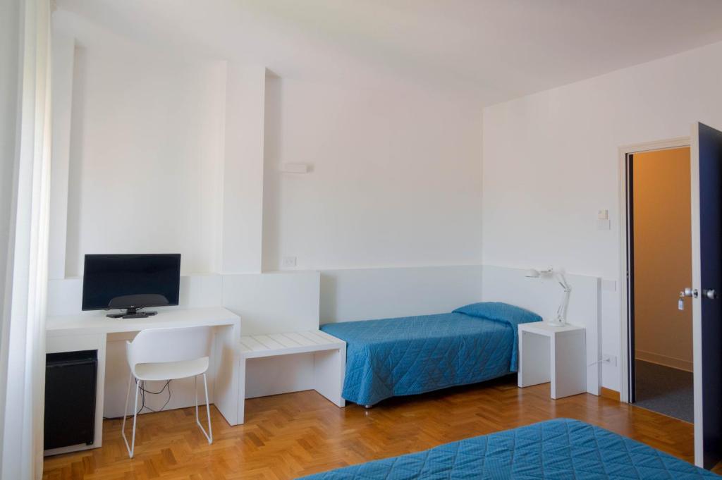 Televízia a/alebo spoločenská miestnosť v ubytovaní Hotel Mistral