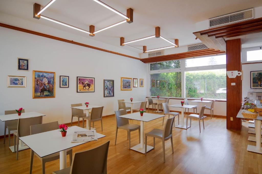 Reštaurácia alebo iné gastronomické zariadenie v ubytovaní Hotel Mistral