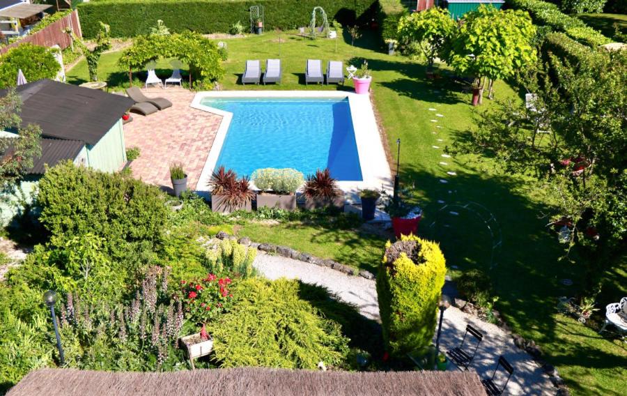 una vista aérea de un patio con piscina en Les Barongères, en Farges-lès-Chalon