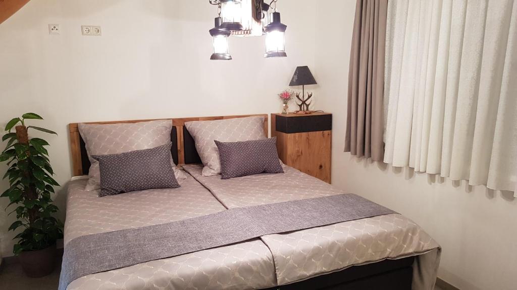 A bed or beds in a room at Gästehaus Sabine