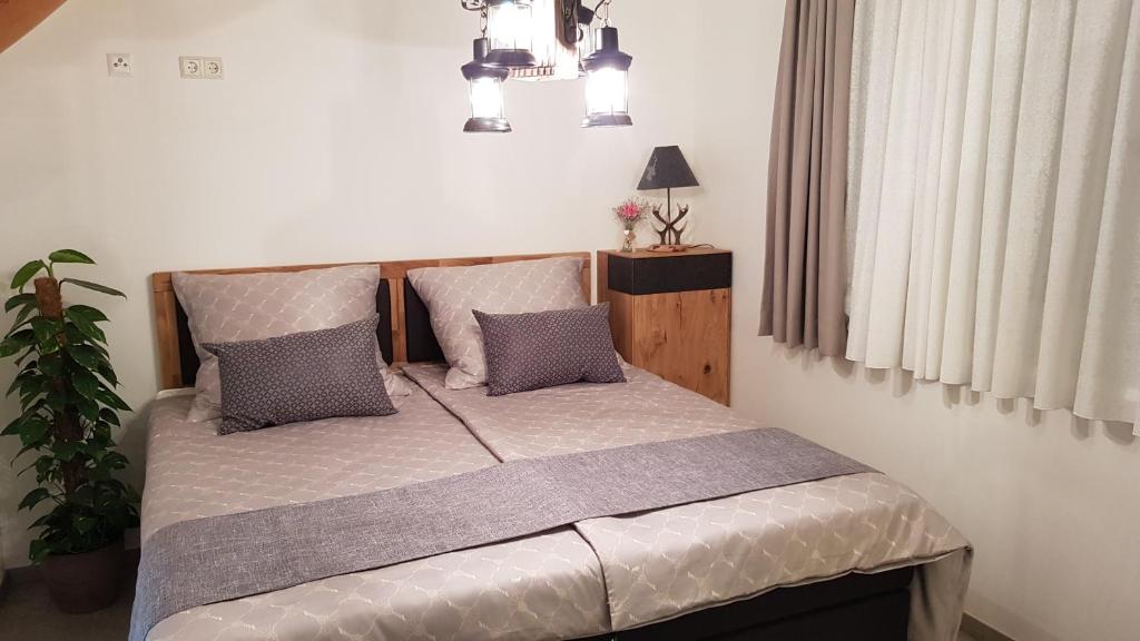 um pequeno quarto com uma cama com duas almofadas em Gästehaus Sabine em Voitsberg