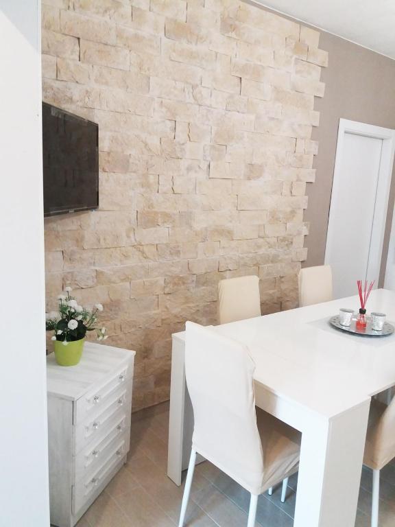 A television and/or entertainment centre at Apartamentos Lorena 1A