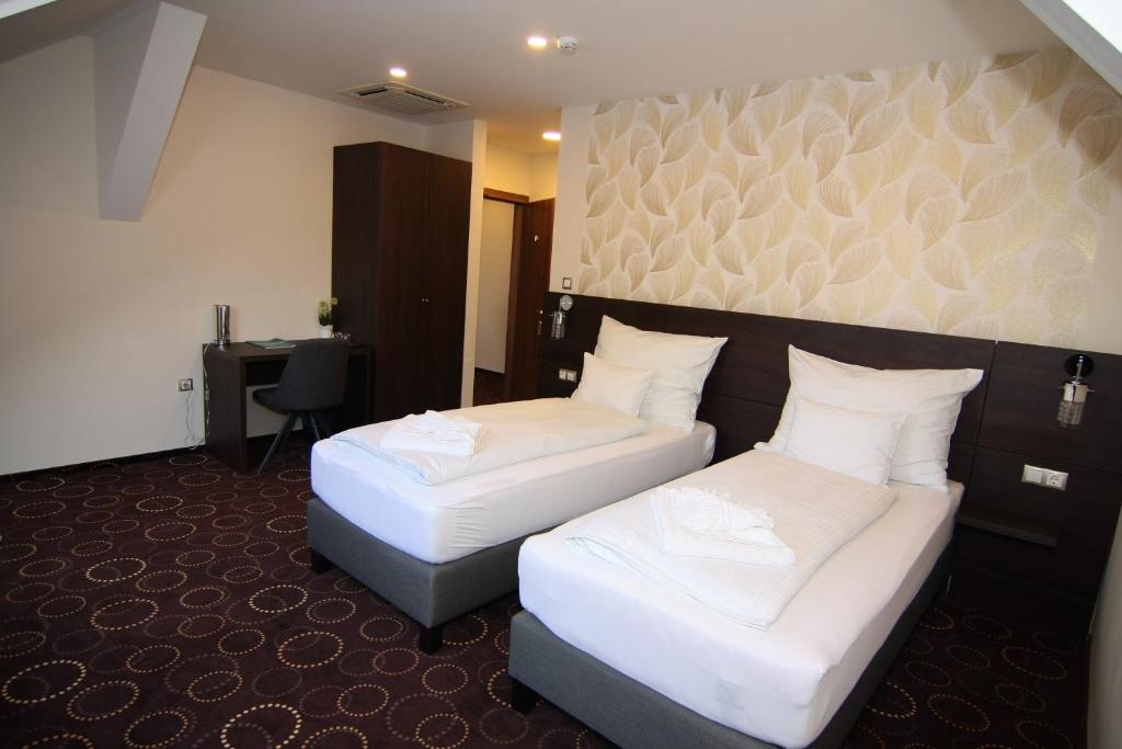 Postel nebo postele na pokoji v ubytování Vácz Hotel