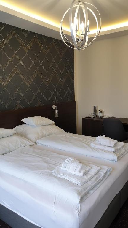 Postel nebo postele na pokoji v ubytování Vácz Hotel