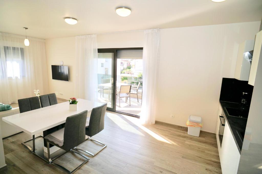 Televízia a/alebo spoločenská miestnosť v ubytovaní Apartments Villa Aquamarie