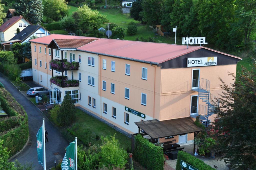 ein Apartmenthaus mit einem Hotelschild darüber in der Unterkunft Hotel Asterra in Saalfeld