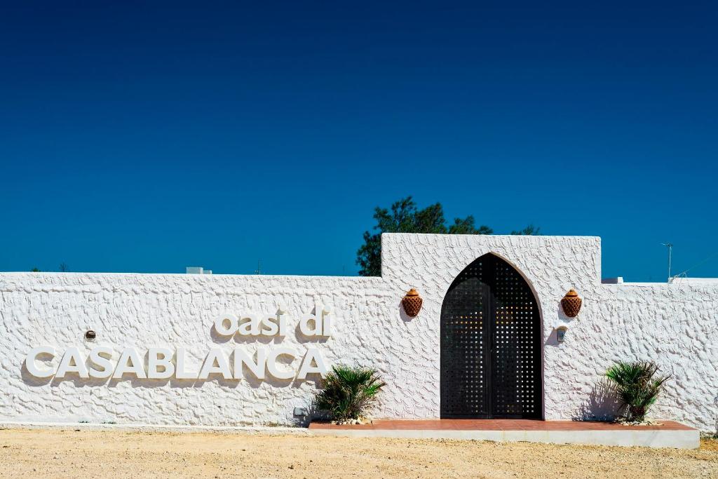 Un bâtiment blanc avec les mots coulés al casablanca sur lui dans l'établissement Oasi Di Casablanca, à Lampedusa