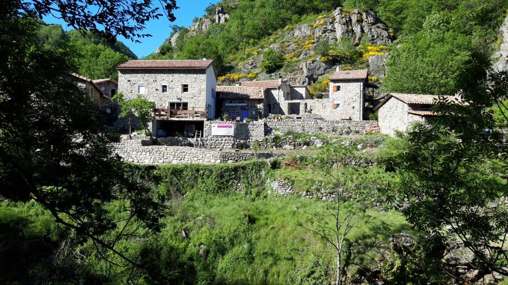 un village sur le flanc d'une montagne dans l'établissement La myrtilleraie, à Péreyres