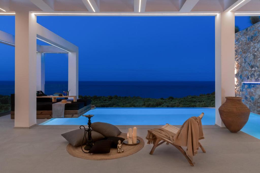 Bazén v ubytování Horizon Luxury Suite nebo v jeho okolí
