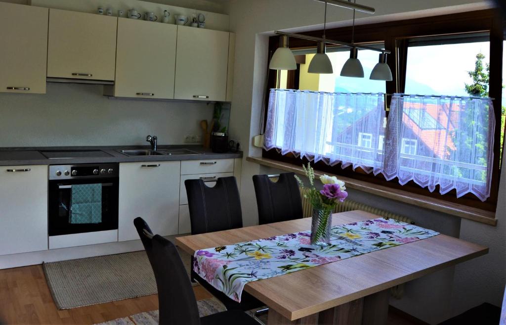 A kitchen or kitchenette at Ferienwohnung Walgaublick