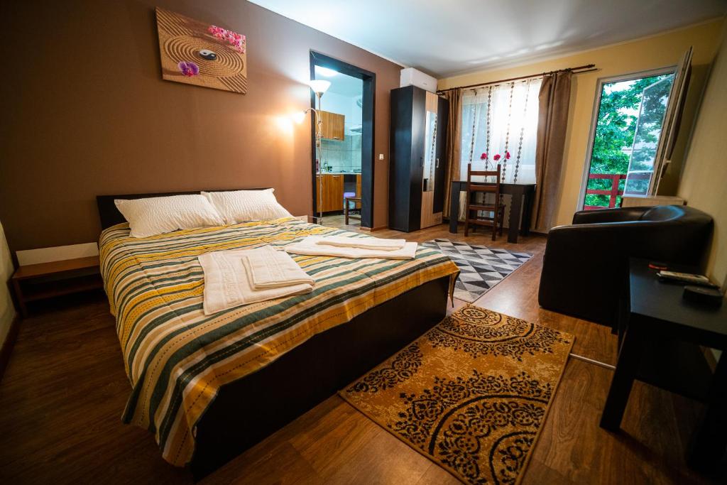 ein Schlafzimmer mit einem Bett mit Handtüchern darauf in der Unterkunft Buget B&B in Focşani