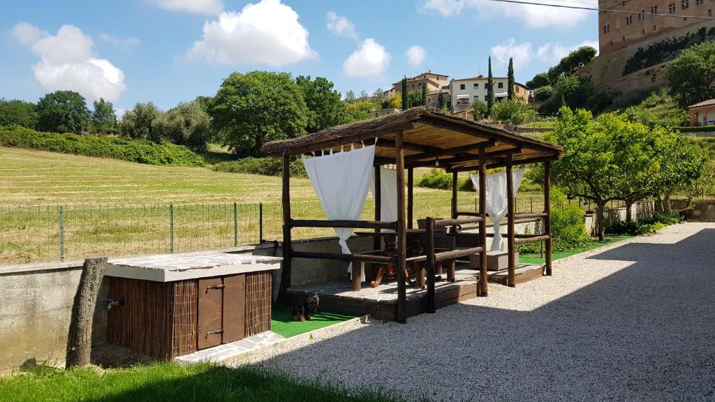 VAL D'ORCIA DELUXE 1 ELEGANTE CASA immersa nel verde con WiFi, giardino e parcheggio