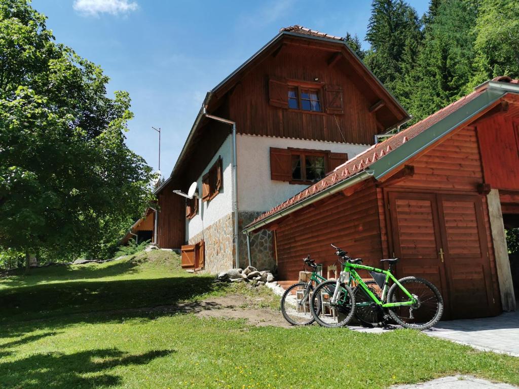 dos bicicletas estacionadas frente a una casa en POHORJE HOUSE 2 FOUR APPARTMETNS, en Oplotnica