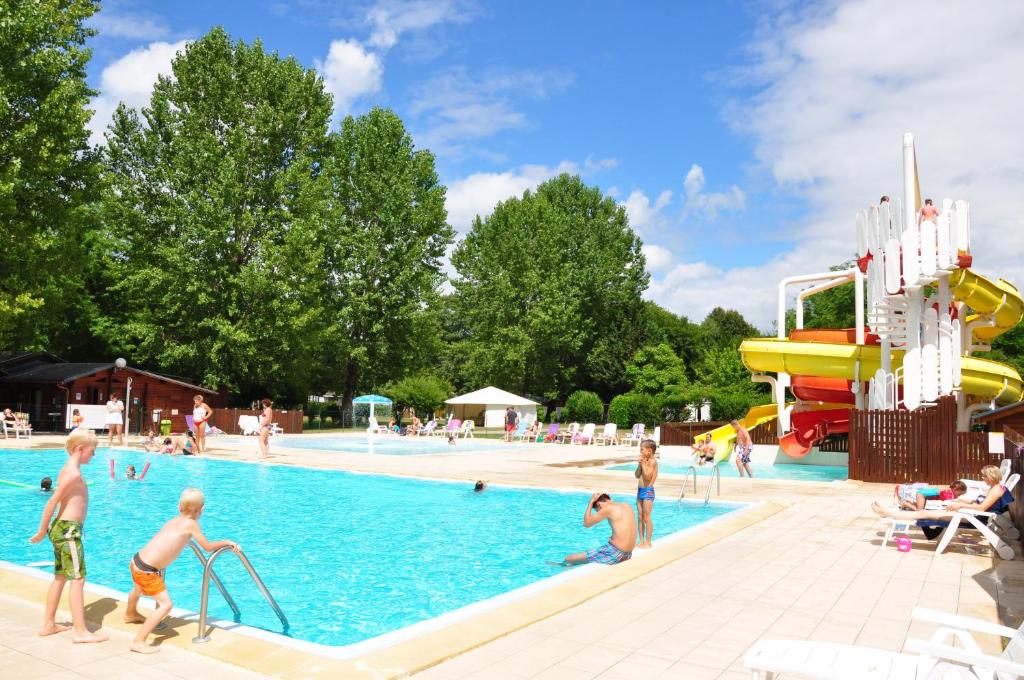 Piscine de l&#39;&eacute;tablissement Camping L&#39;Echo du Malpas ou situ&eacute;e &agrave; proximit&eacute;