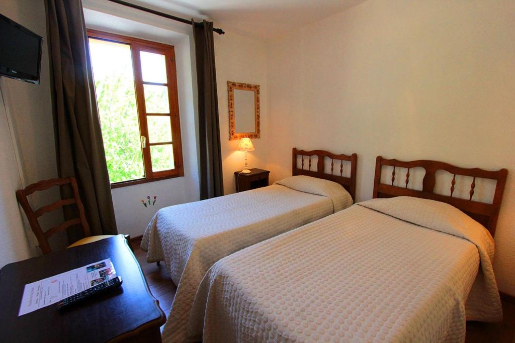 Postel nebo postele na pokoji v ubytování Hostellerie du Vieux Moulin